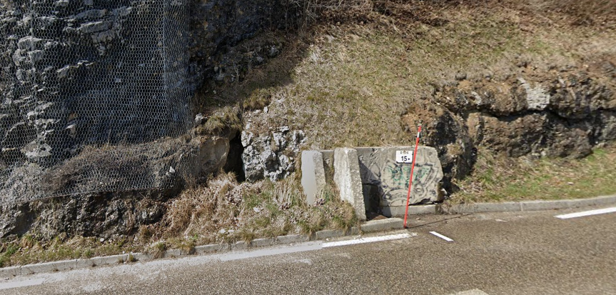 Cavité ouverte en bordure de route