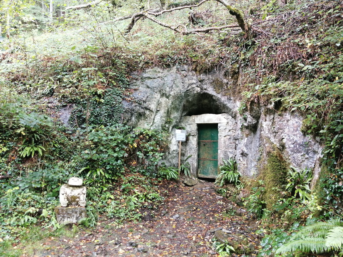 Entrée de la grotte fermée par une porte.
