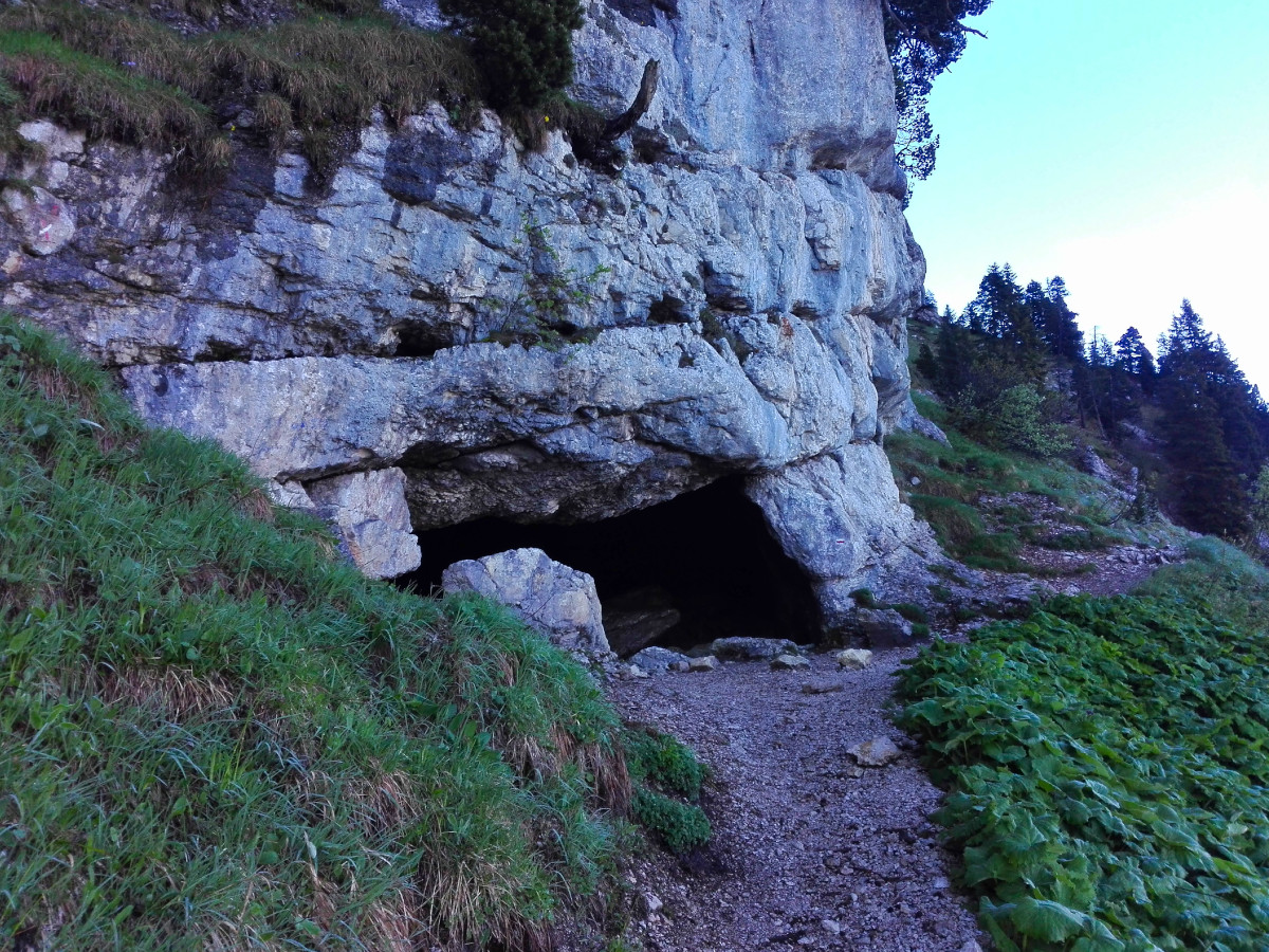 Entrée de la grotte en bordure de sentier.